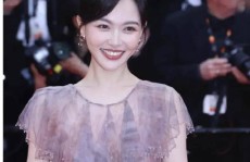 戛纳红毯：周也像一颗白珍珠唐嫣苹果肌突出高圆圆美得轻松2025年5月31日